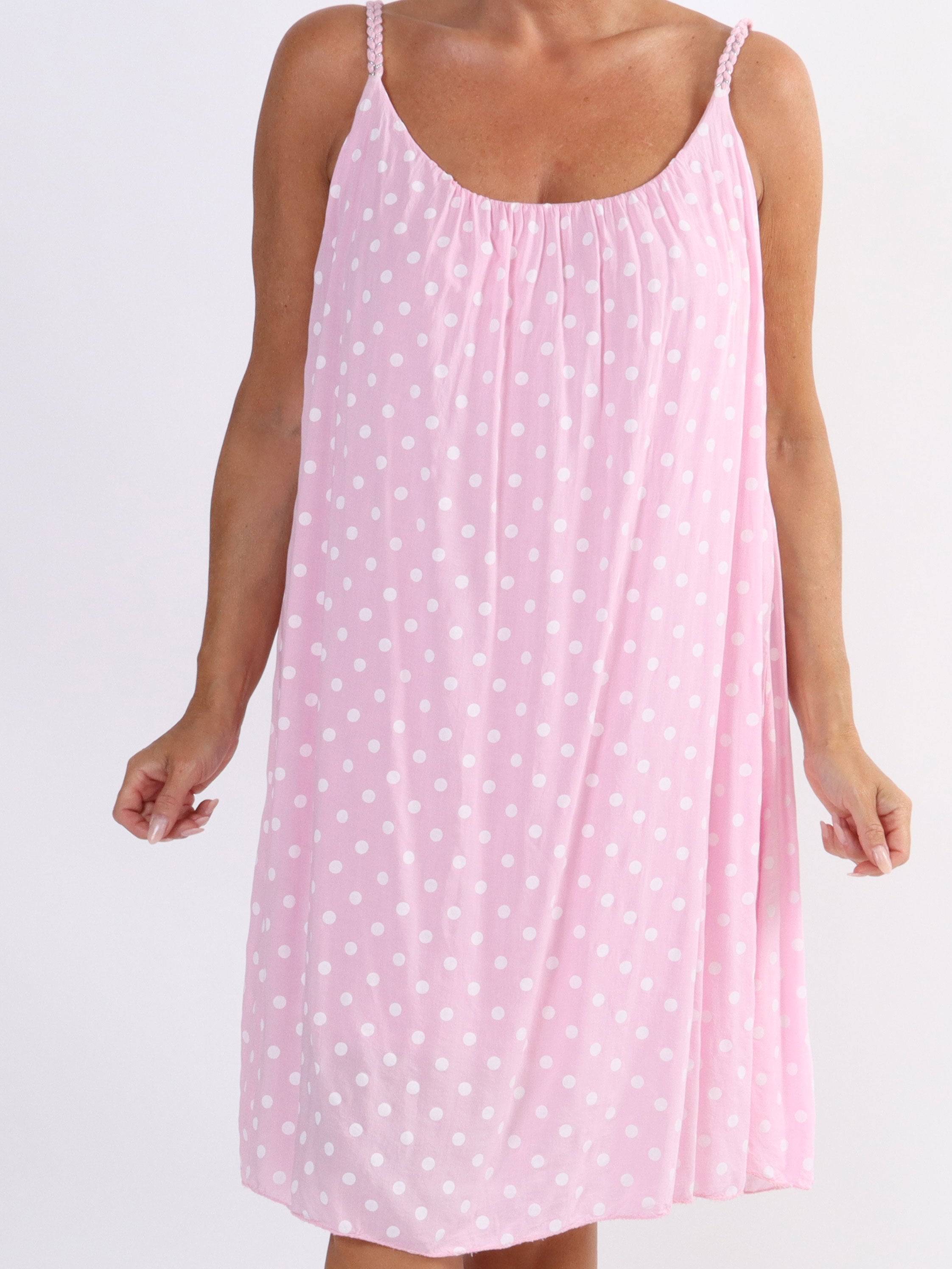 Annie Dot - Prikket plus size kjole i viskose med flettet stropper